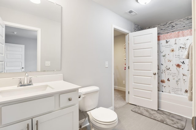 full bathroom with visible vents, baseboards, toilet, shower / bathtub combination with curtain, and vanity