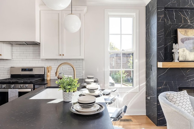 dining area featuring visible vents and wood finished floors