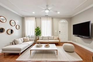 living area featuring recessed lighting, wood finished floors, a ceiling fan, and baseboards