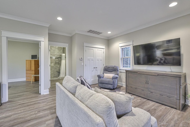 living room with baseboards, visible vents, wood finished floors, crown molding, and recessed lighting