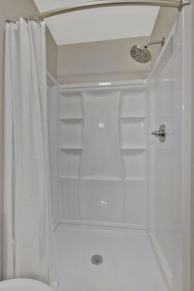 full bathroom featuring a shower with shower curtain