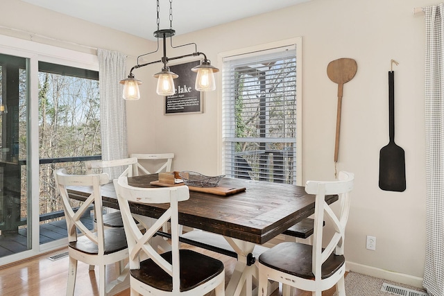 dining space with visible vents and baseboards