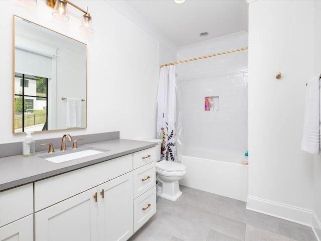 full bath with shower / tub combo with curtain, vanity, and toilet