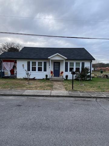 view of front of house featuring a carport and a front yard