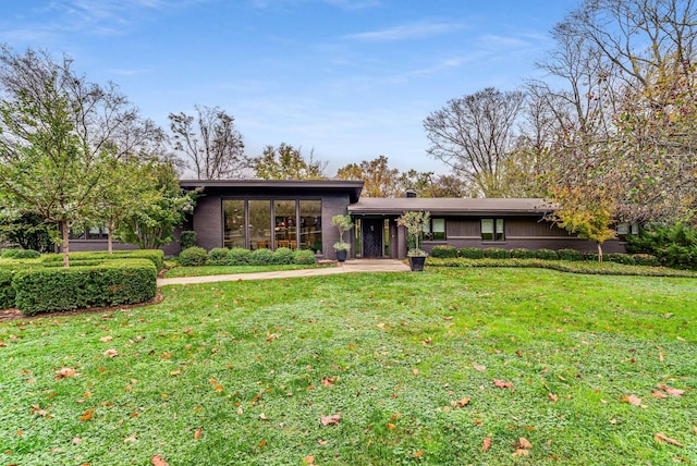 mid-century home featuring a front yard