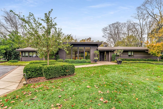 mid-century inspired home featuring a front lawn