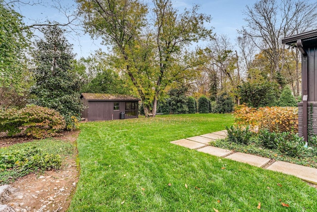 view of yard featuring an outdoor structure