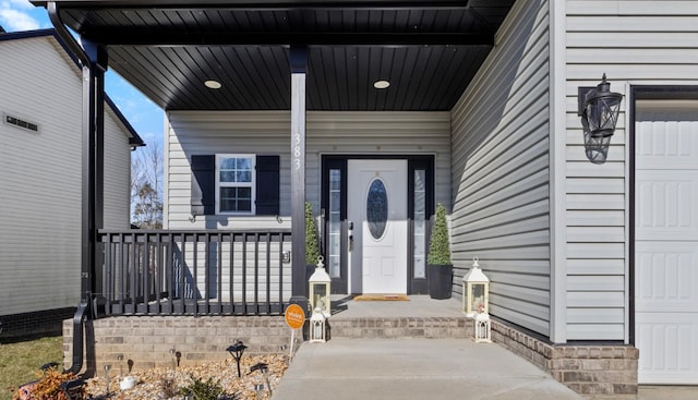 property entrance featuring a porch