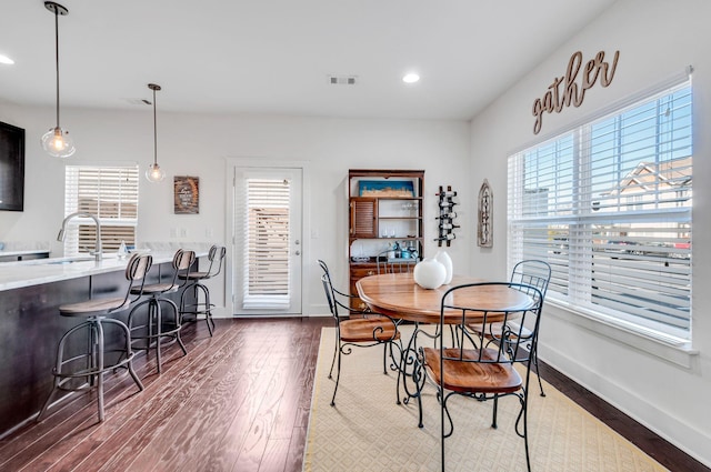 dining space featuring dark wood-style floors, baseboards, visible vents, and recessed lighting