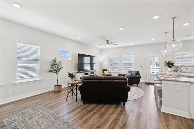 living area with ceiling fan, dark wood-type flooring, recessed lighting, and baseboards