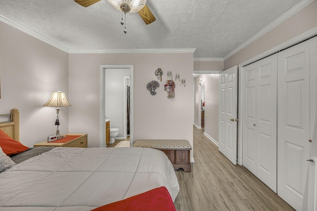 bedroom with connected bathroom, wood finished floors, a ceiling fan, ornamental molding, and a closet