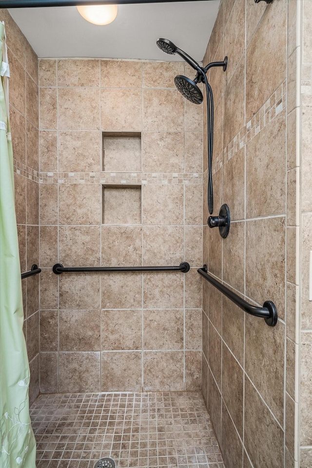 full bathroom featuring a tile shower