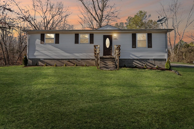 view of front of property featuring a lawn