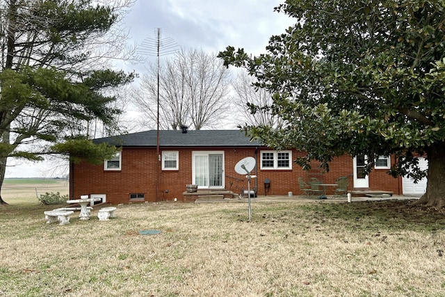 view of front facade featuring entry steps, brick siding, and a front yard