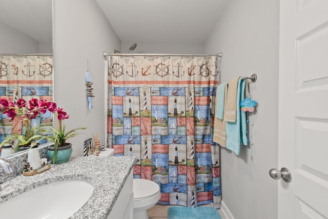 full bathroom featuring a shower with shower curtain, vanity, and toilet