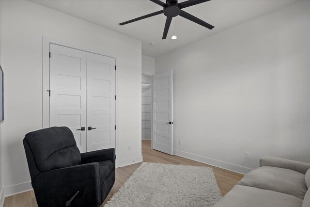 living area featuring light wood-style flooring, baseboards, a ceiling fan, and recessed lighting