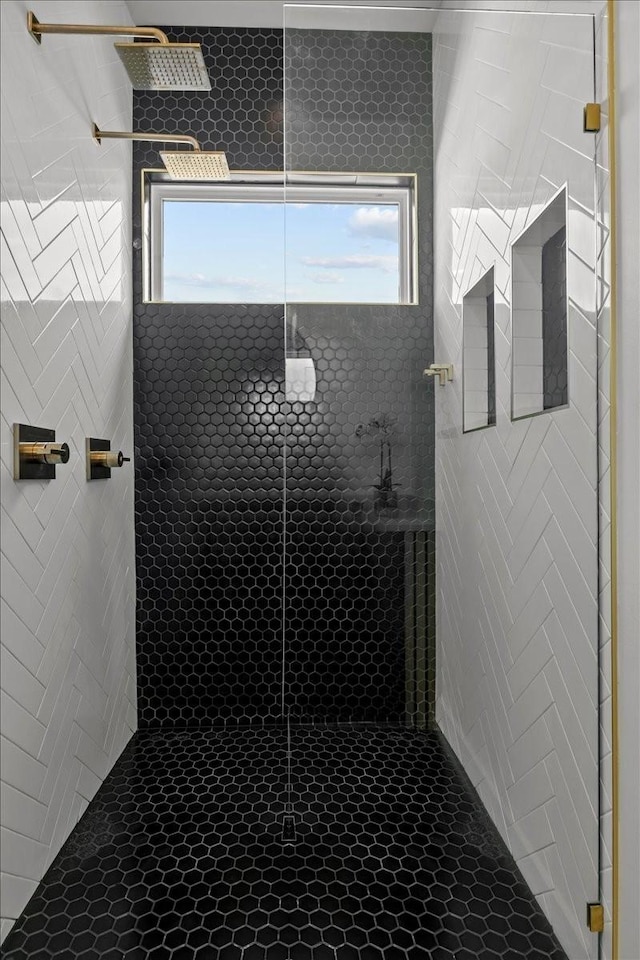 bathroom featuring a tile shower