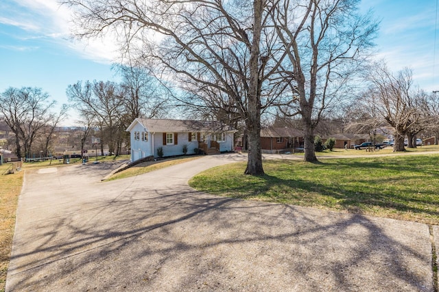 view of front of home featuring driveway and a front yard