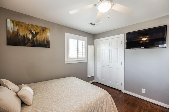 bedroom featuring dark wood-style floors, visible vents, baseboards, and a ceiling fan