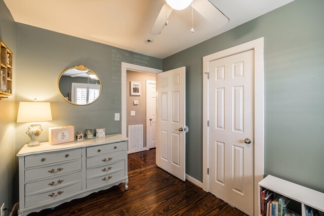 bedroom featuring dark wood-style floors, visible vents, and ceiling fan