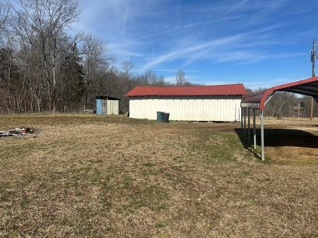 view of yard with an outbuilding