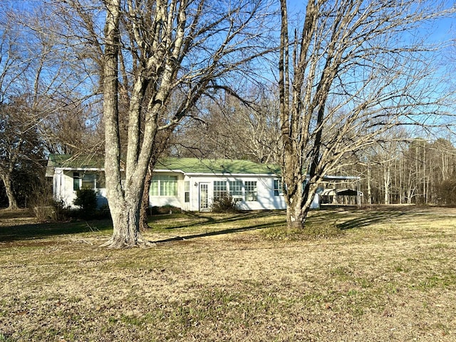 view of front of property with a front yard