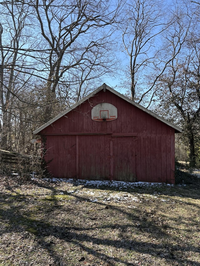 view of outdoor structure featuring an outbuilding