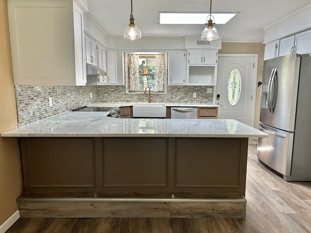 403 Bryan Blvd, Manchester, TN 37355 - kitchen featuring appliances with stainless steel finishes, a peninsula, a sink, under cabinet range hood, and ornamental molding