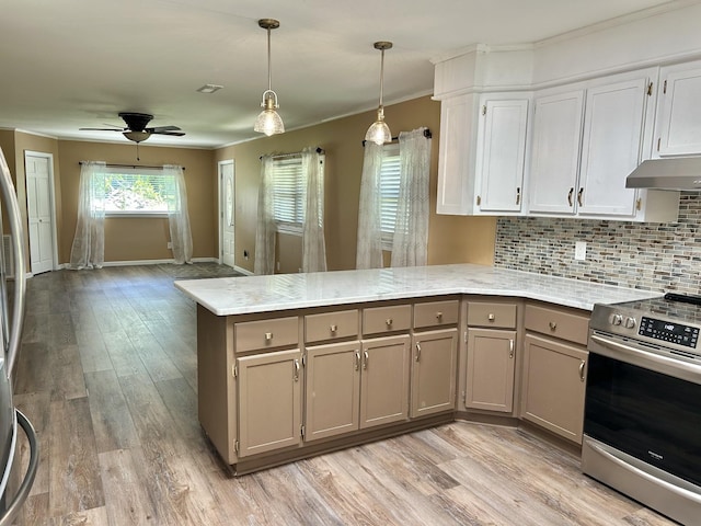 403 Bryan Blvd, Manchester, TN 37355 - kitchen with stainless steel range with electric cooktop, a peninsula, under cabinet range hood, tasteful backsplash, and ceiling fan