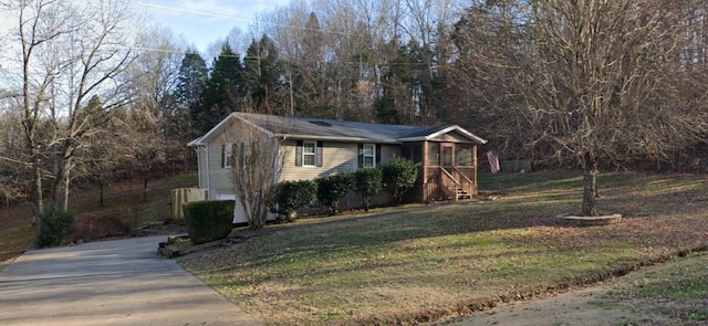 view of front of house with driveway and a front lawn