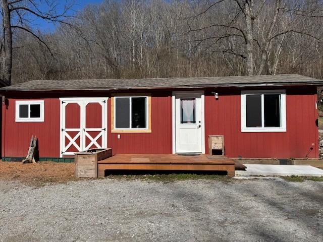 view of outdoor structure featuring an outbuilding