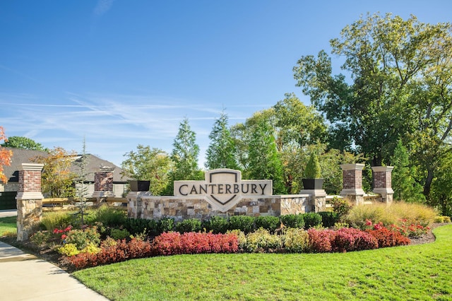 community sign featuring a lawn