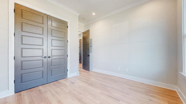 interior space with ornamental molding, light wood finished floors, recessed lighting, and baseboards