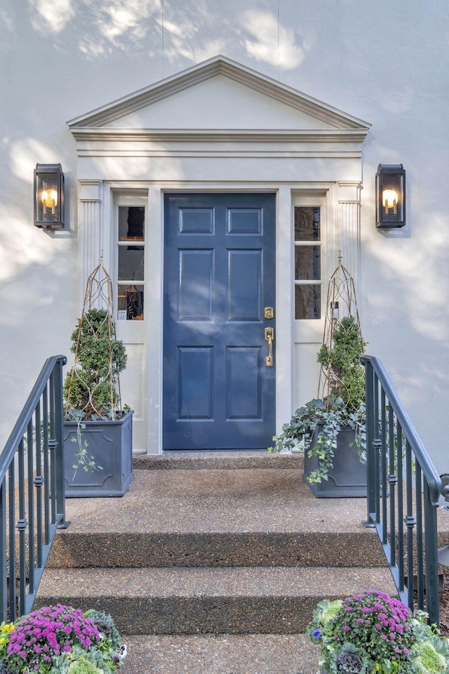 entrance to property with stucco siding