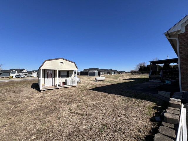 view of yard featuring an outbuilding