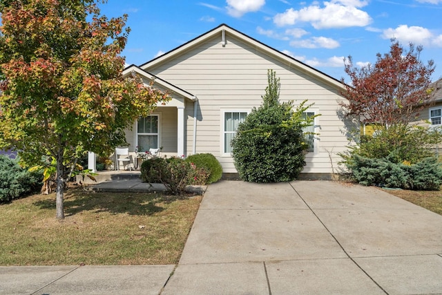 view of front of property with a front yard