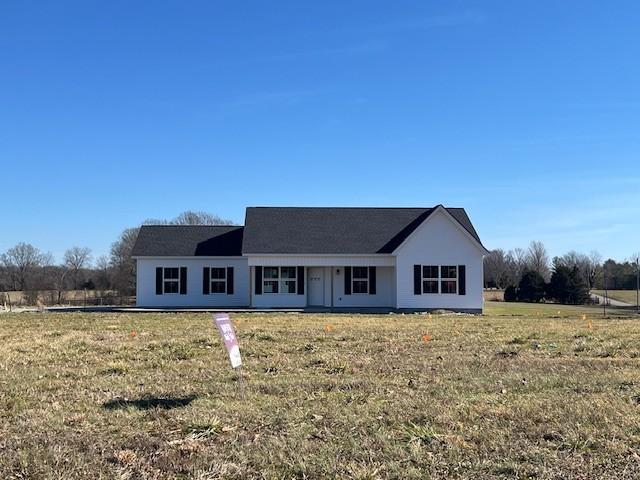 view of front facade featuring a front lawn