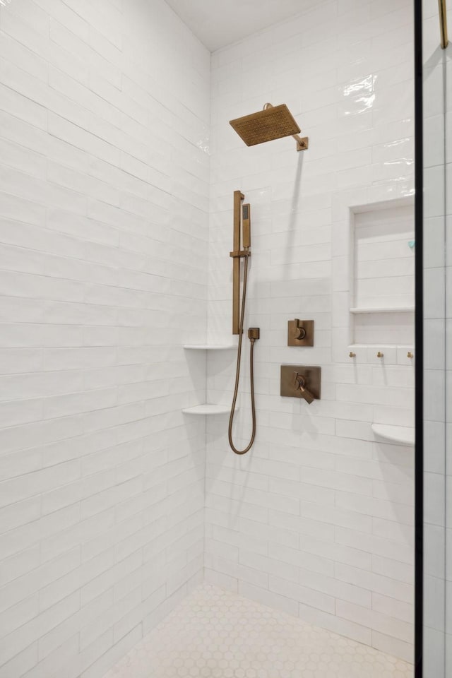 details featuring tiled shower