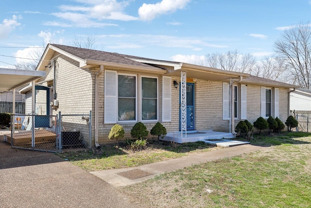 view of front of property featuring fence, a carport, and a front yard