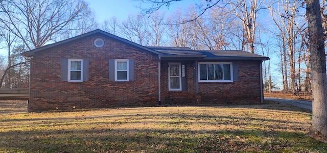 view of front of property featuring a front yard and brick siding