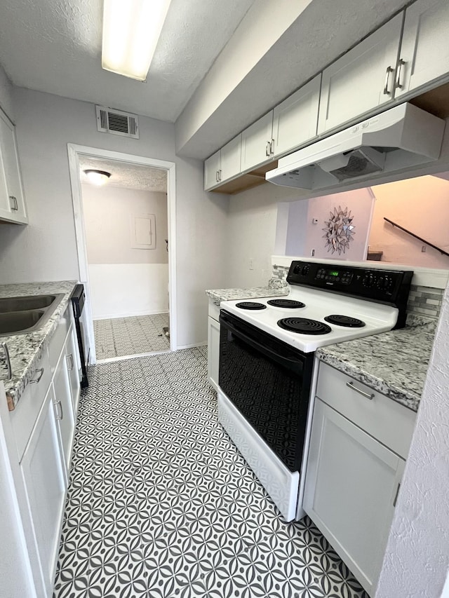 kitchen with electric range, visible vents, white cabinets, under cabinet range hood, and a sink