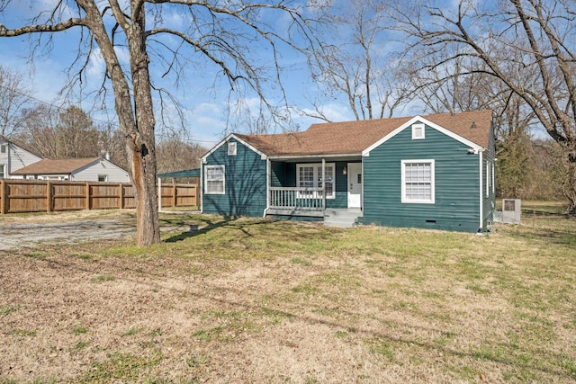 view of front of house featuring crawl space, a front lawn, fence, and a porch