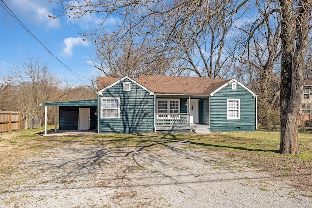 view of front of house featuring covered porch, fence, dirt driveway, crawl space, and a front yard