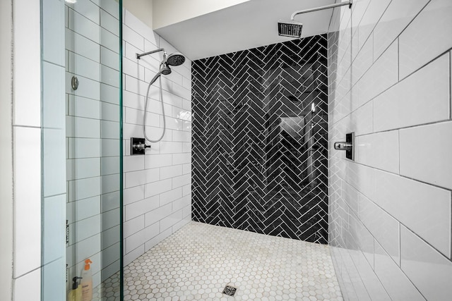 full bathroom featuring a tile shower