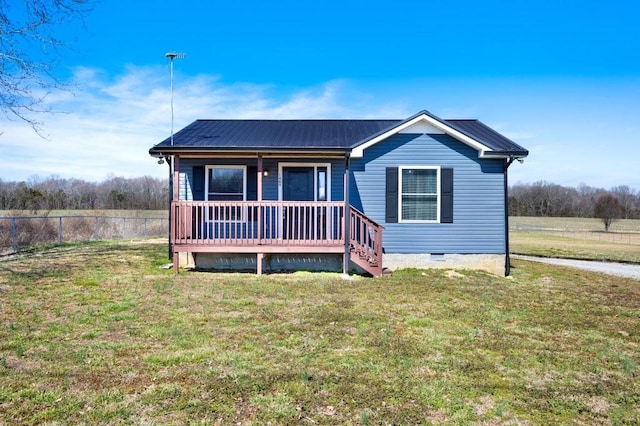 view of front facade featuring crawl space, metal roof, a front lawn, and fence