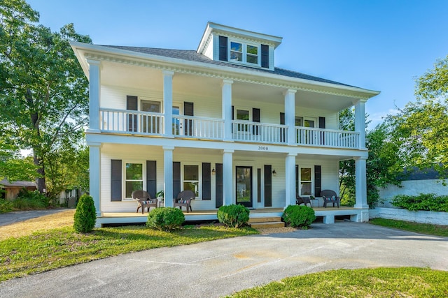 2000 Avalon Ave, Chattanooga, TN 37415 - greek revival inspired property with a balcony and a porch