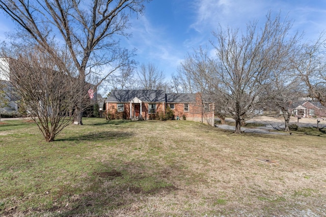 view of front of home featuring brick siding and a front yard