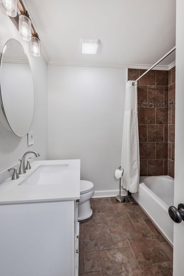 full bath featuring toilet, shower / bath combo with shower curtain, ornamental molding, vanity, and baseboards