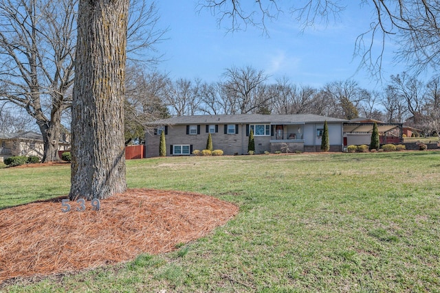 ranch-style home featuring a front lawn