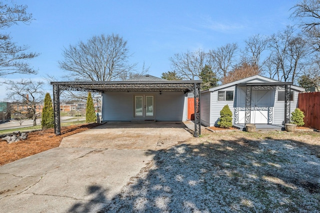 view of front facade featuring a carport and driveway